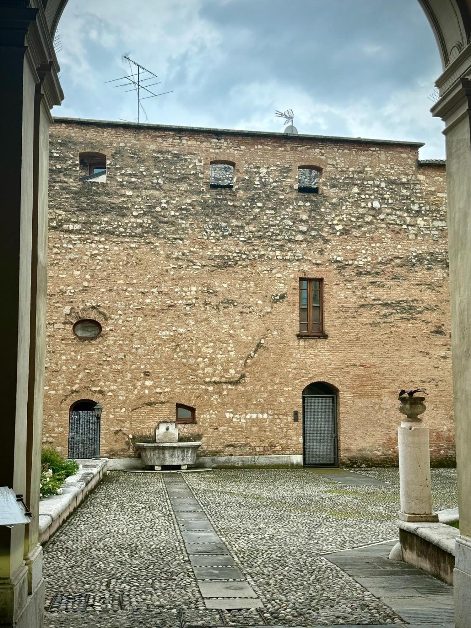 Dimora Legnazzi_A Gem In The Heart Of Brescia Apartamento Exterior foto